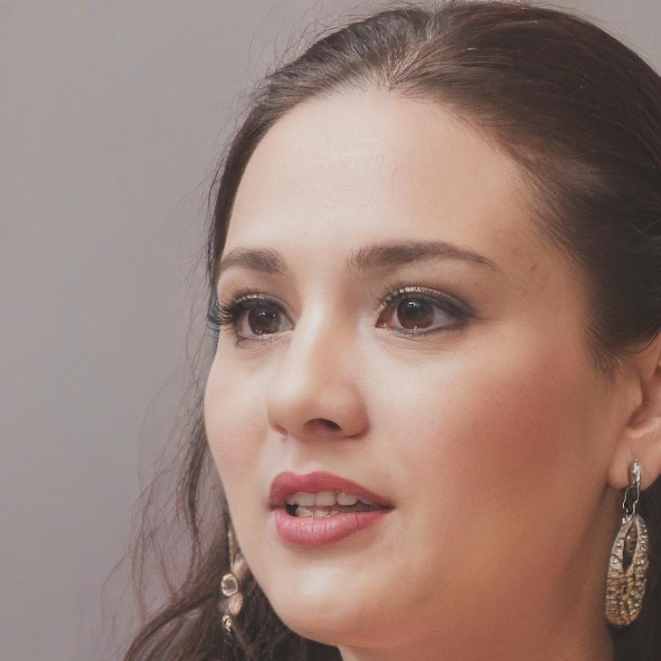 Fondatrice di caldroviqent durante una sessione di meditazione mattutina