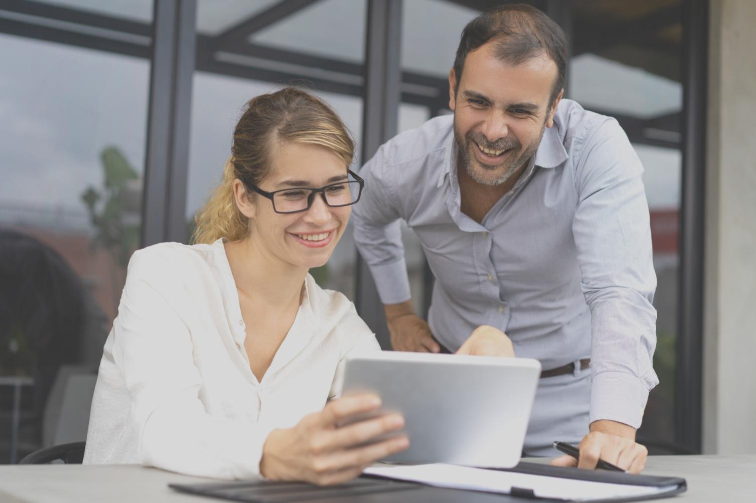 Ambiente sereno di meditazione con candele e piante, simbolo di tranquillità e focus mentale